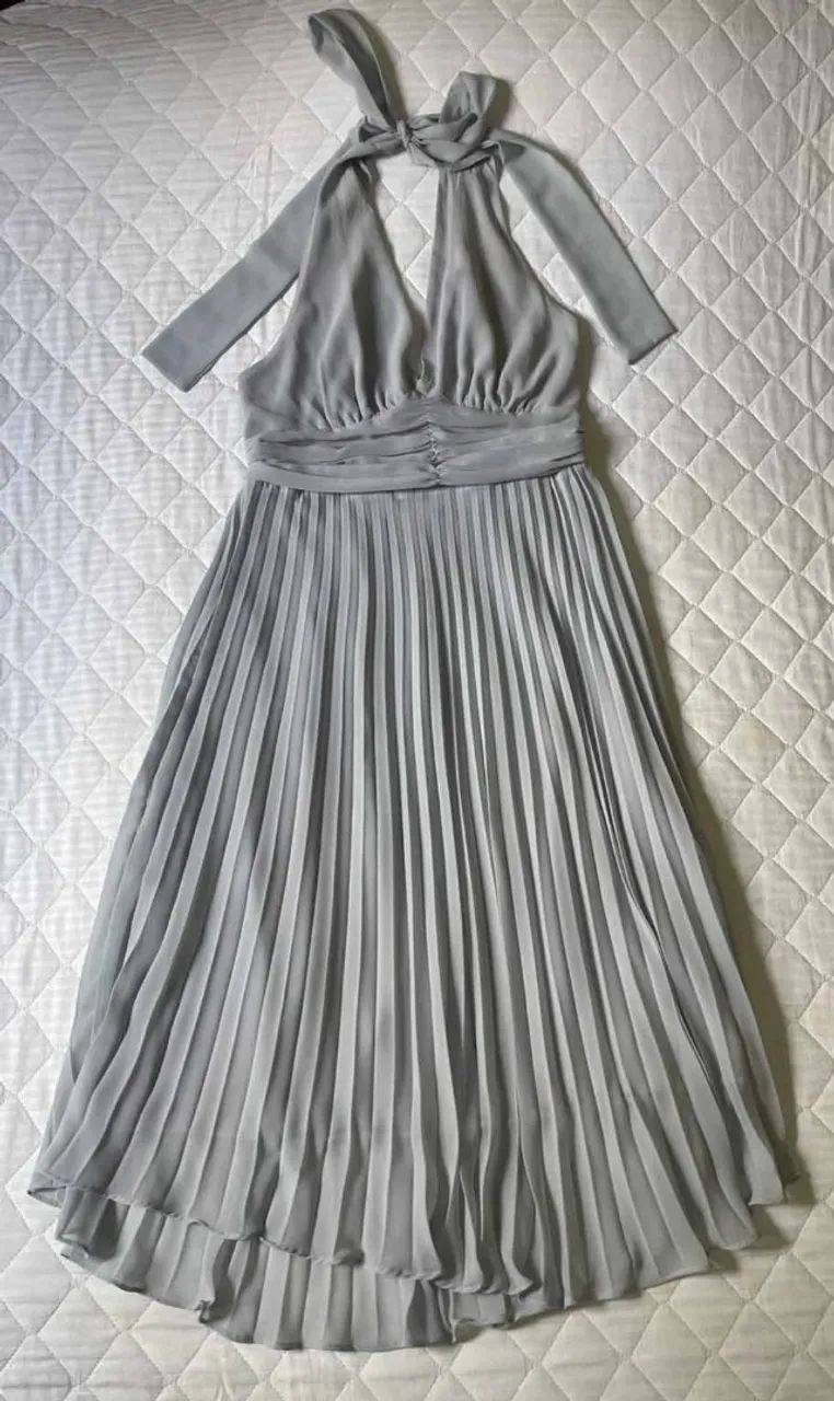 Vestido mid plissado cinza, tamanho M.