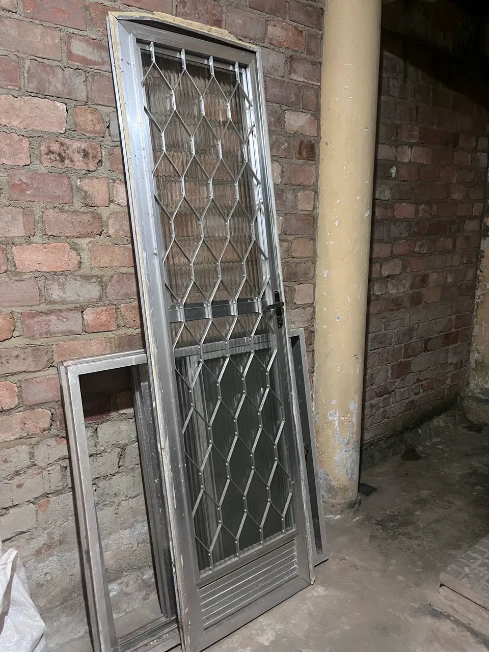 Porta de alumínio com grade e vidro