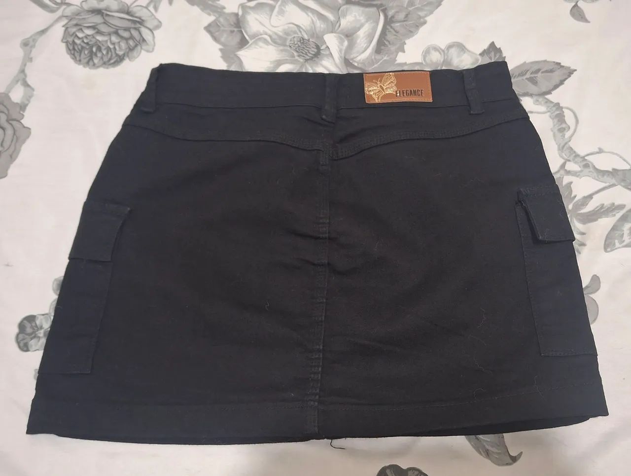 Saia jeans preta com bolso cargo seminova - Foto 2