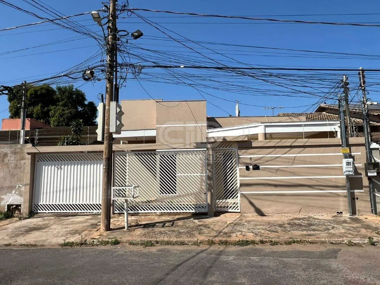 Casa com 3 Quartos e Edícula no Jardim das Palmeiras