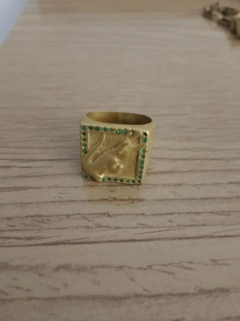 Corrente de moeda antiga e dedeira da Lacoste 