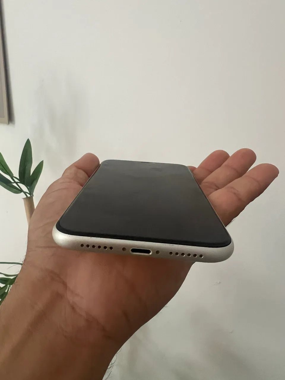 iPhone 11 com caixa e nota fiscal. Tem negociação no preço. - Foto 2