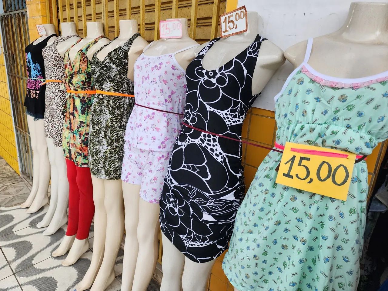 Araras, manequim,  cabides, roupas,  loja completa 
