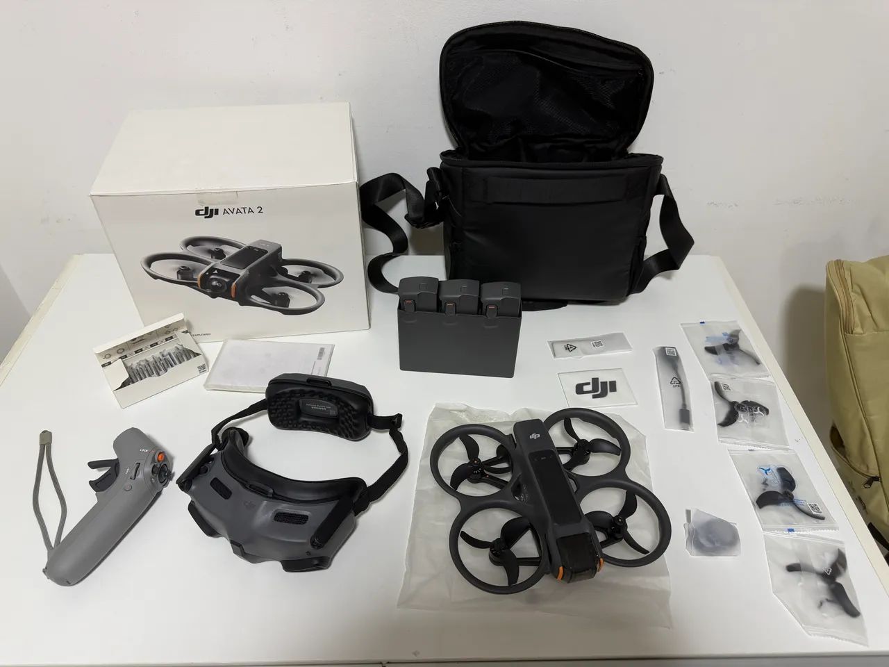 Drone Avata 2 DJI + combo fly more (3 baterias) - pouquíssimo usado (com adesivos)