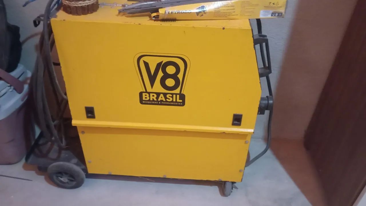 Uma máquina de solda MIG com gás e uma de eletrodo para venda ou troca