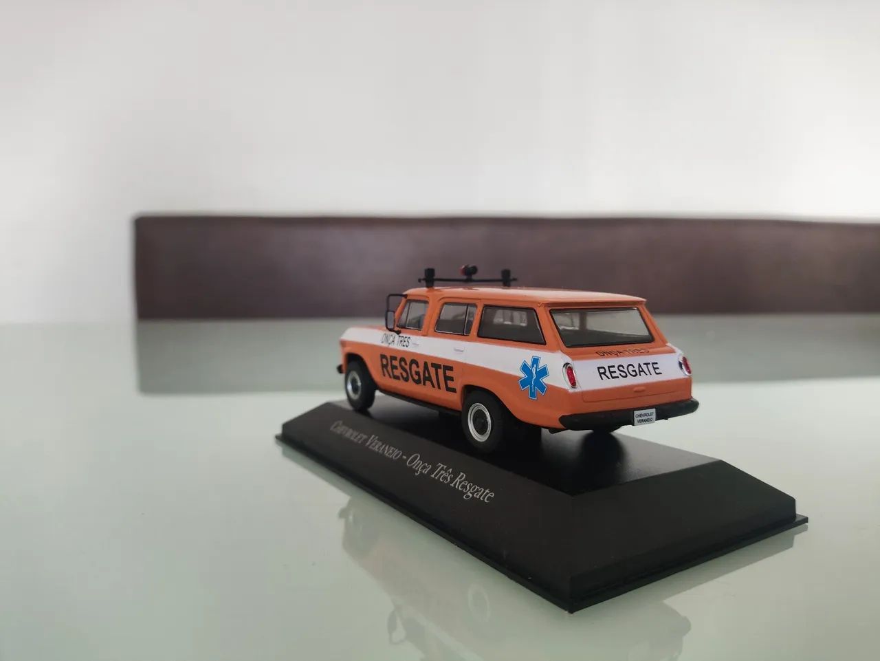 Miniatura Chevrolet Veraneio - Onça Três Resgate 1/43 - Foto 3