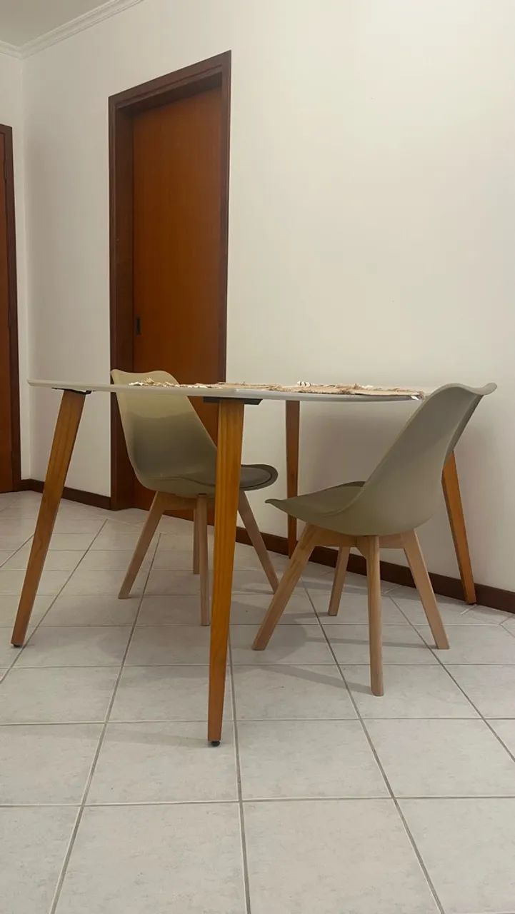 Mesa de Jantar 4 Lugares (Opção Com ou Sem Cadeiras Eames/Leda)