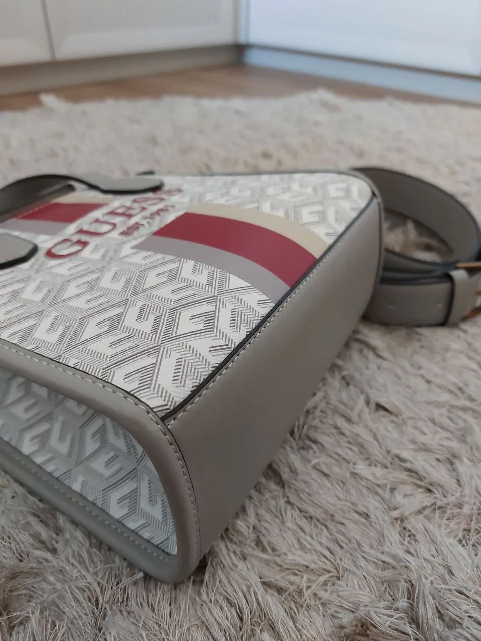 Bolsa de mão Guess com alça removível - Foto 4
