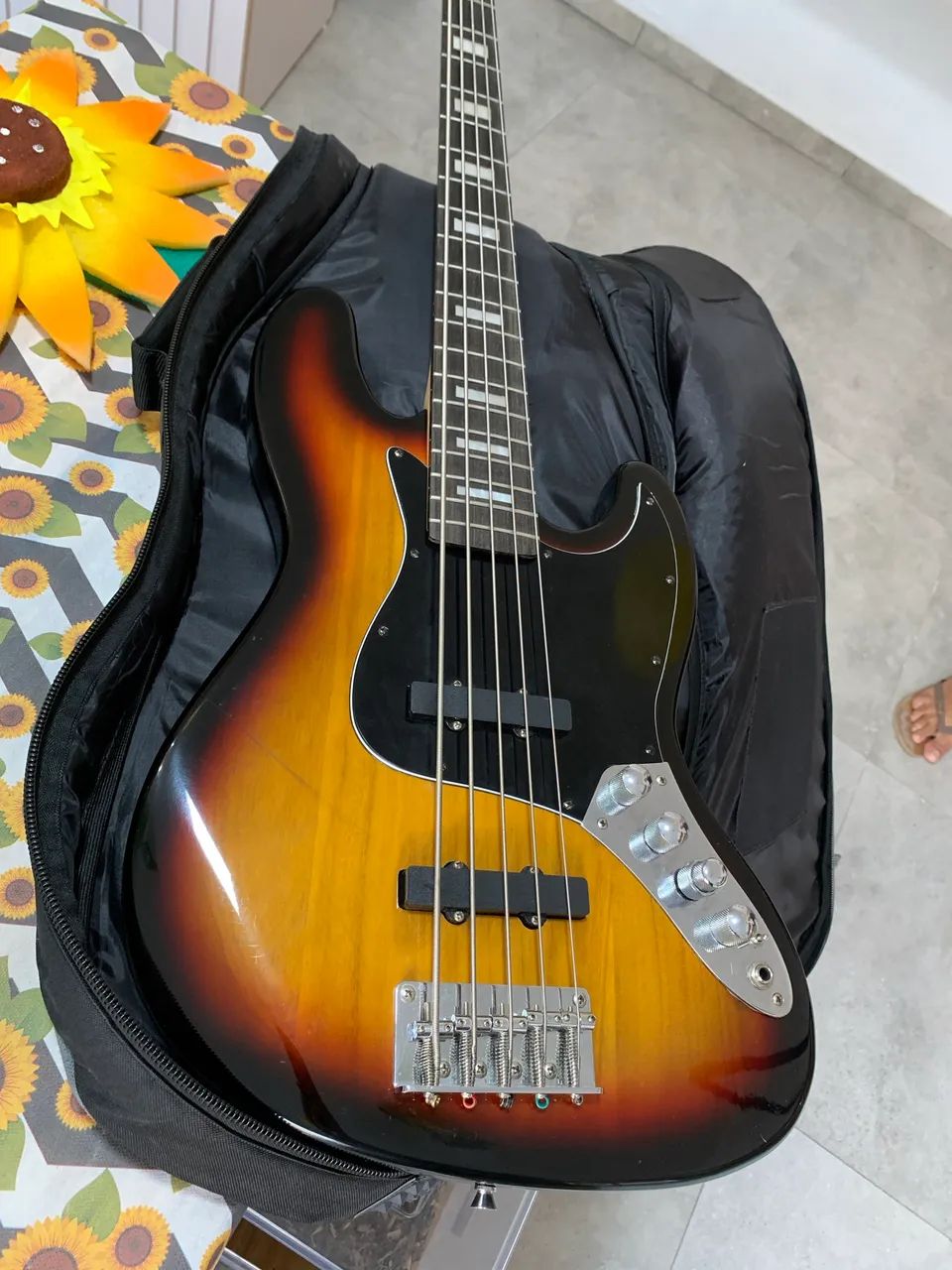 Jazz Bass 5 Cordas Ativo (Semi Novo) - Foto 3
