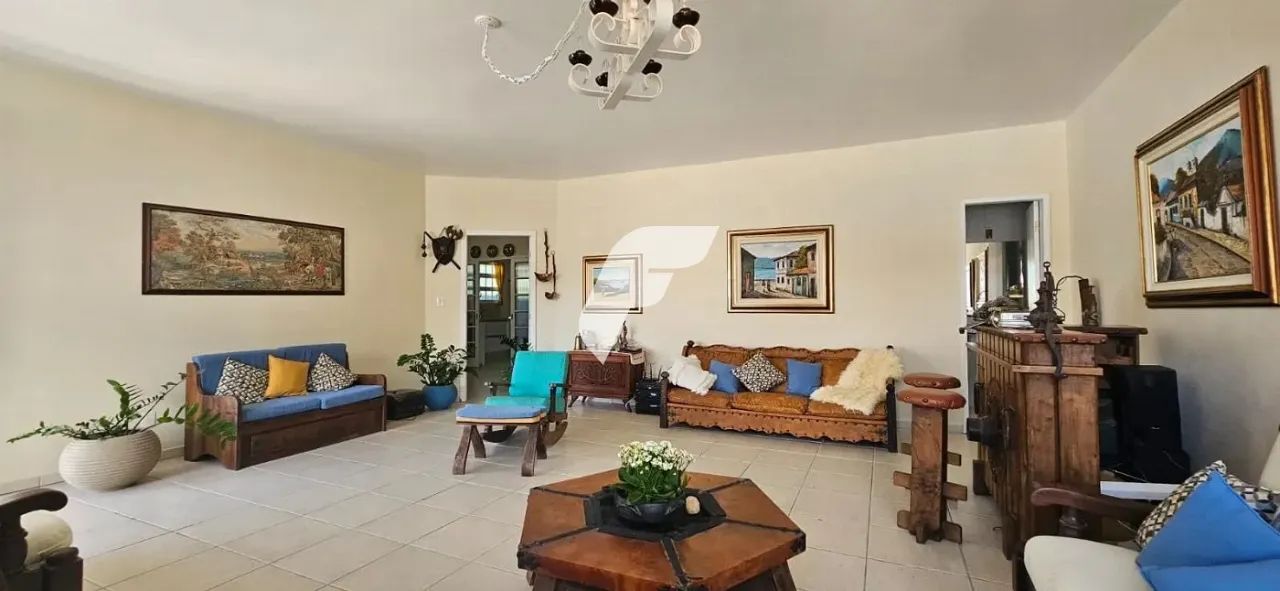 Casa com 7 dormitórios sendo 2 suítes e 2 vagas de garagem em Florianópolis/SC