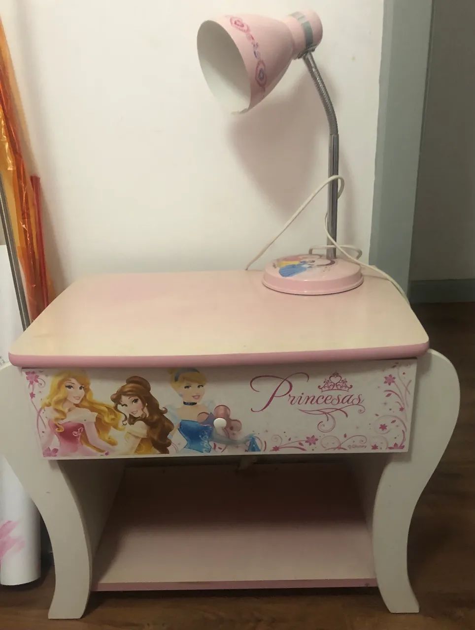 Criado mudo das Princesas com luminária 