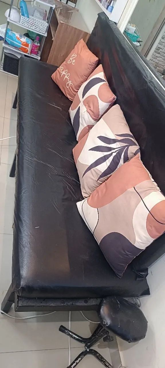 Vendo 2 mesas de manicure e 1 banco - Foto 3
