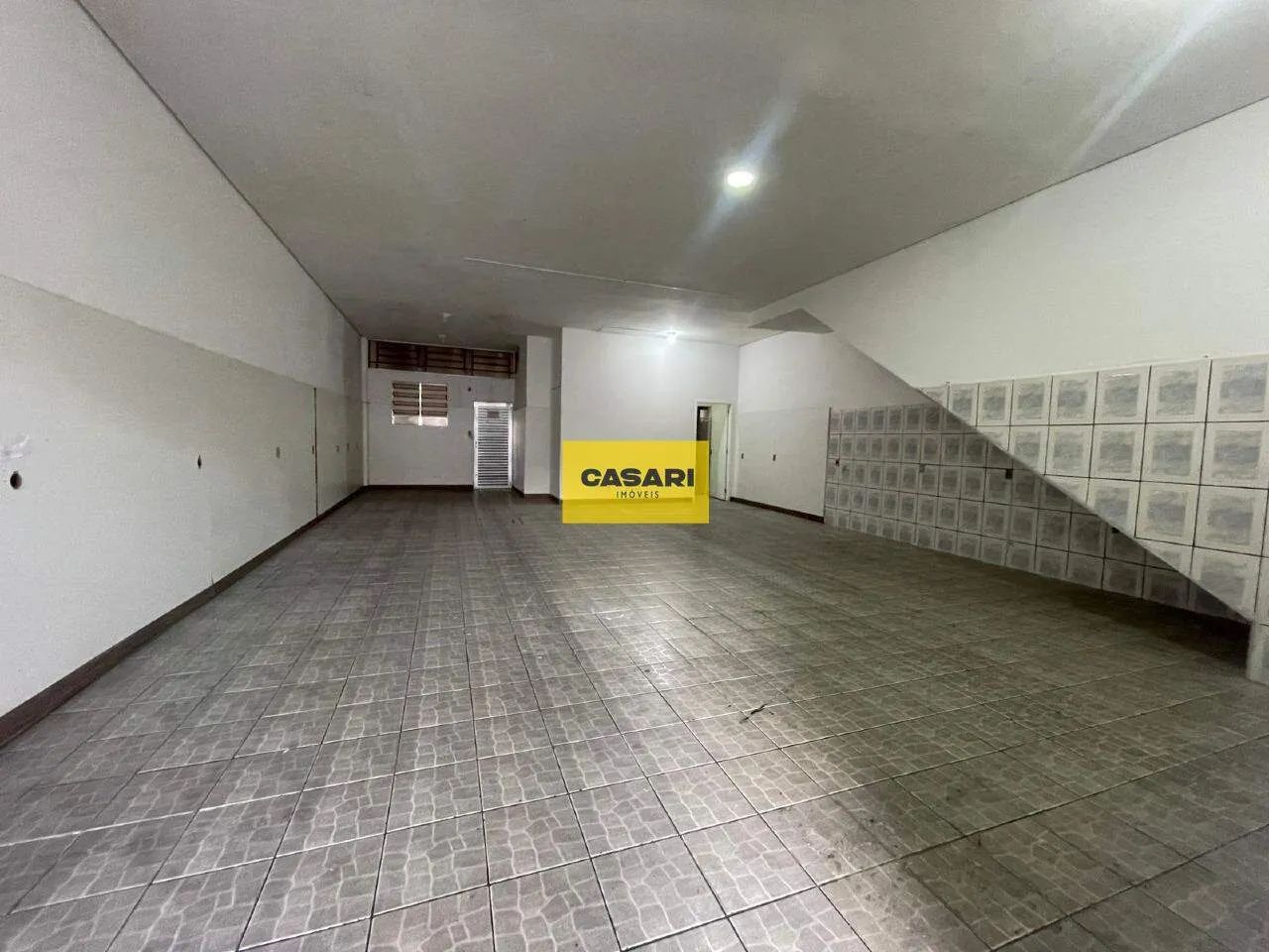 Salão Comercial para Locação com 133m², 3 Banheiros e Copa