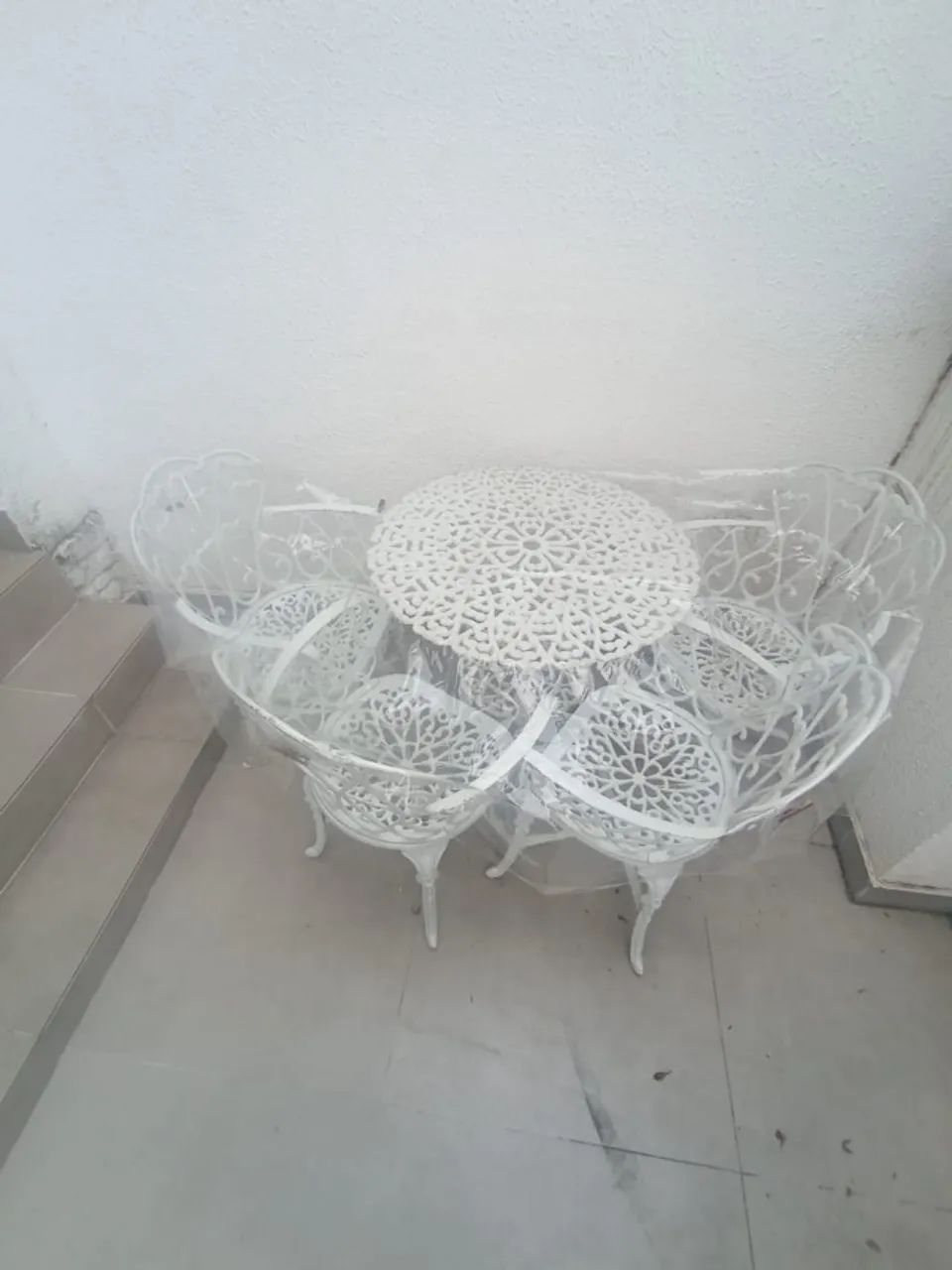 Mesa com 4 cadeiras com braço de ferro fundido estilo colônial cor branco 