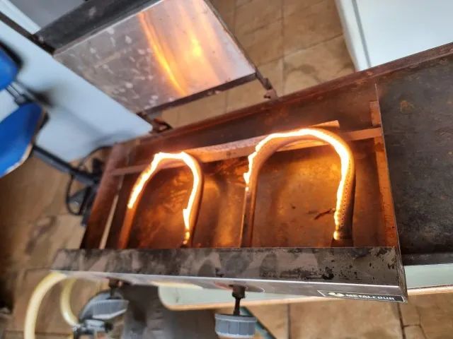 Chapa com prensa 0,70x0,30 02 queimadores Metal Four bem conservada funcionando 100% - Foto 5