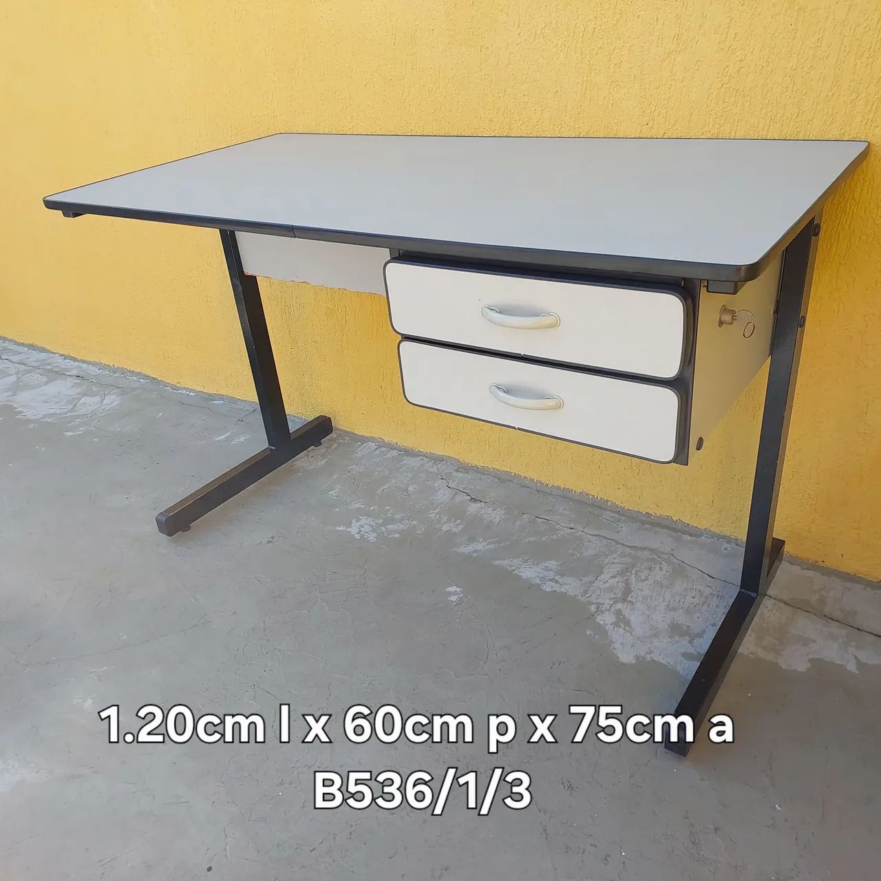Mesa escritório com gavetas cinza - Foto 5