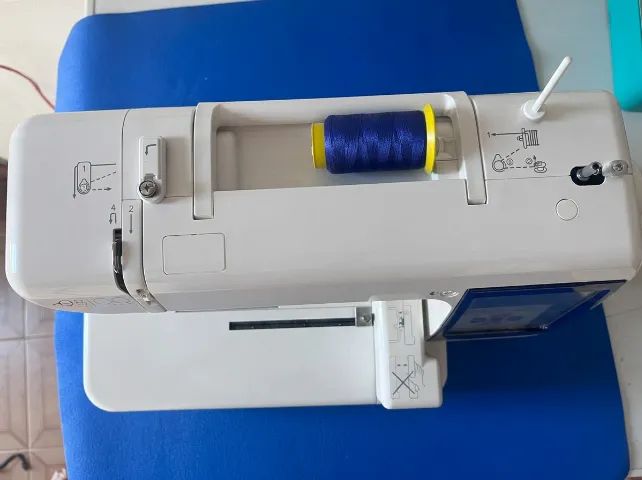 Máquina de Bordar Elna e8100 Embroidery Completa com Acessórios - Foto 3