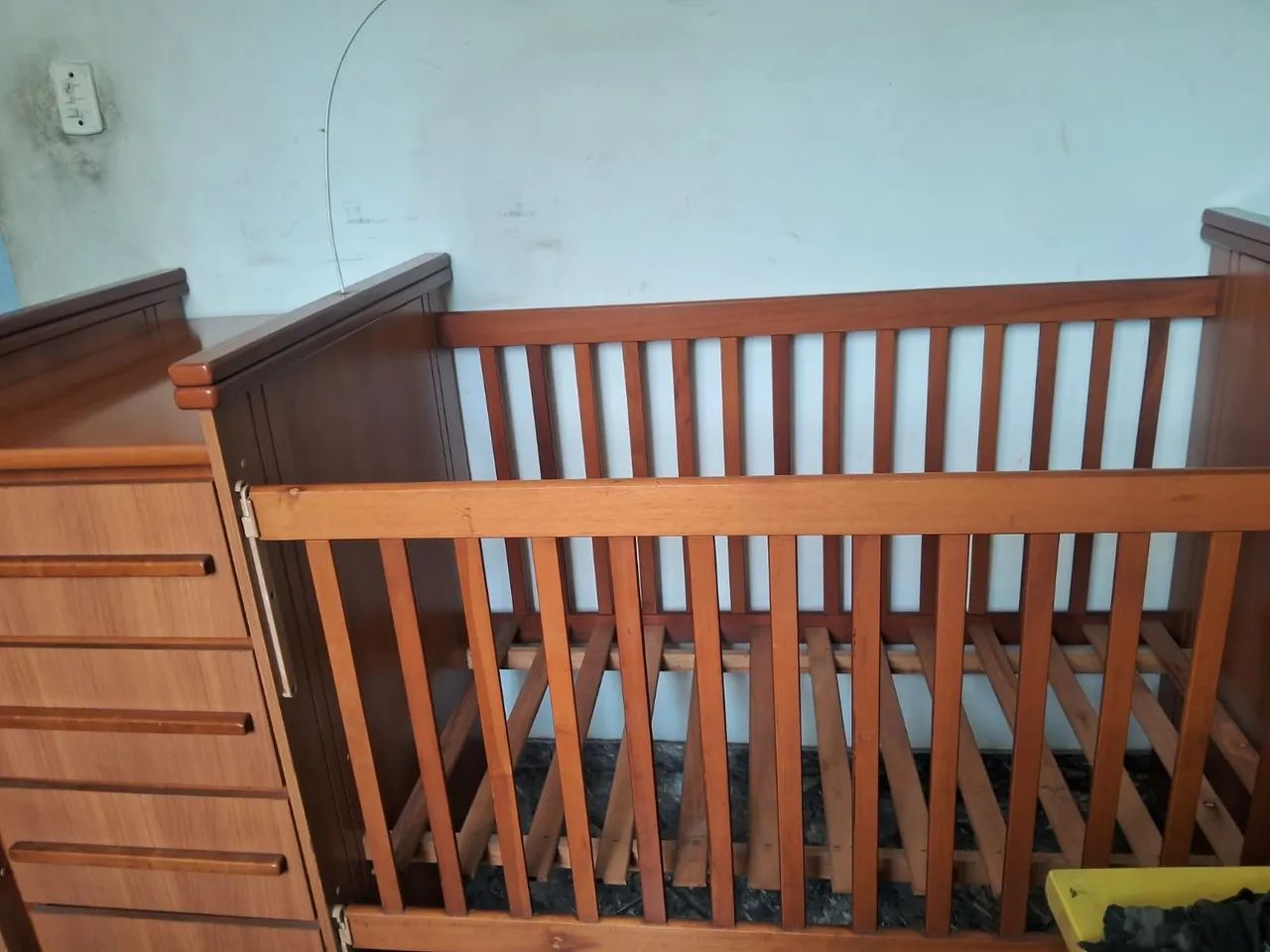 Berço com cômoda e troca fralda, com 4 gavetas, regulagem na grade, todo em MDF resistente