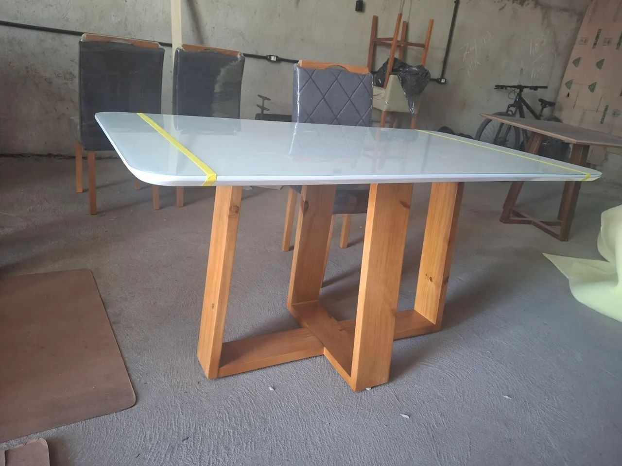 Mesa em madeira e tampo mdf e vidro 