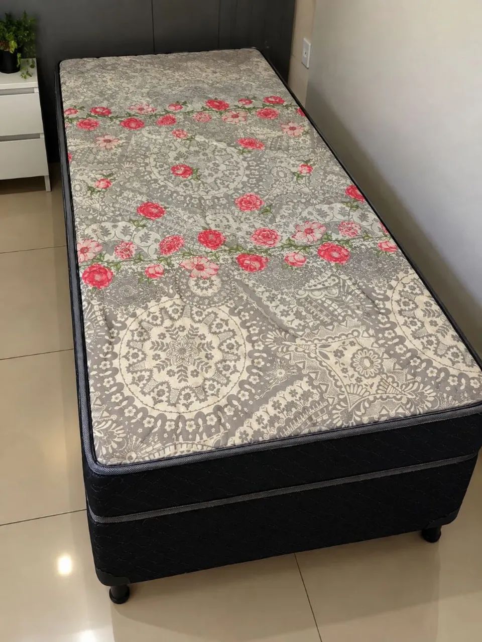 CAMA BOX DE SOLTEIRO À VENDA