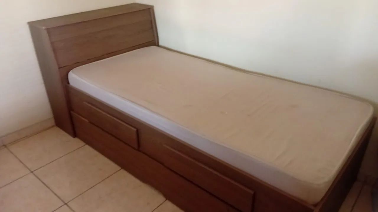 Cama com baú, colchão, gavetas e cama auxiliar. 