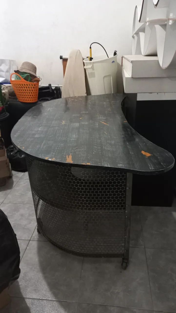 Mesa metálica resistente com rodas 