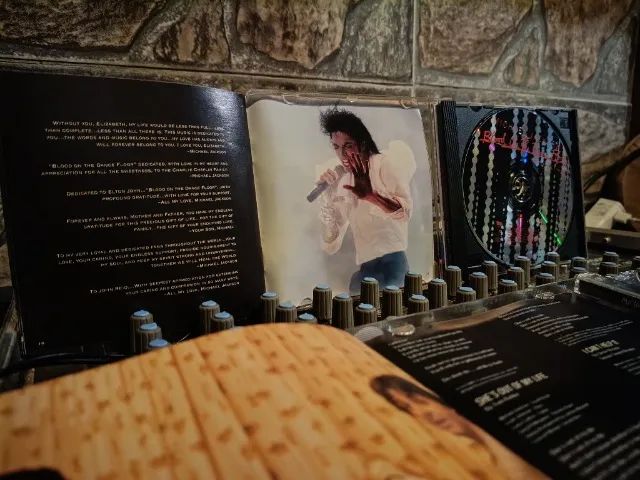 Lote 2 CDs Michael Jackson Off the Wall & Blood on the Dance Floor - Foto 3
