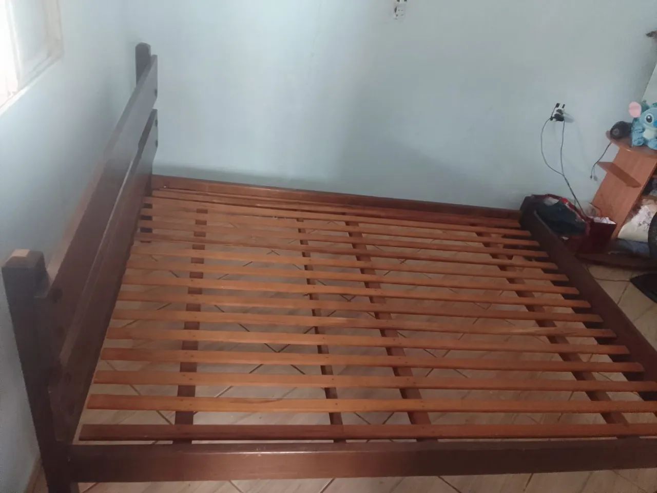 Cama de casal, madeira antiga e boa 