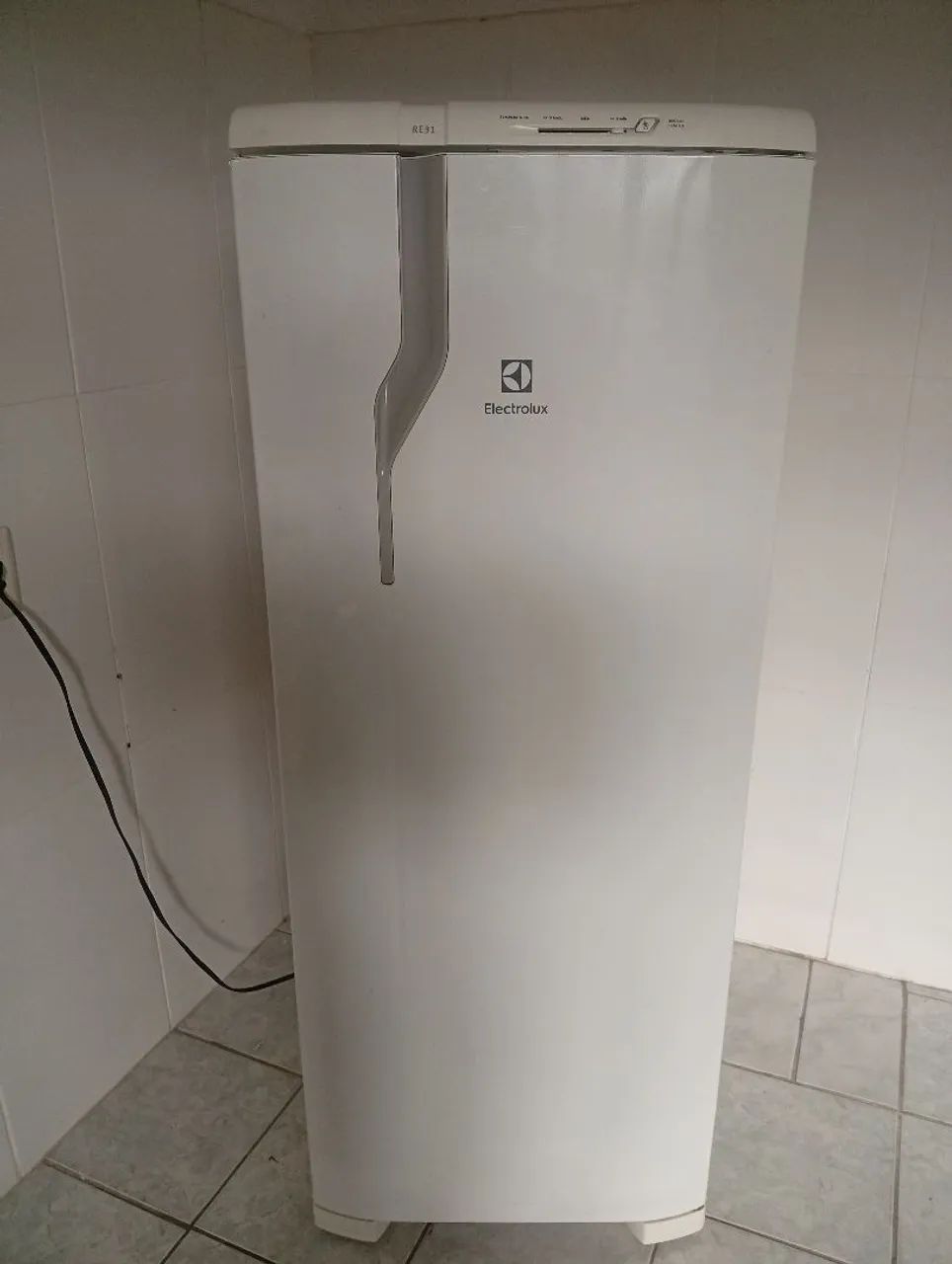 Geladeira eletrolux semi nova 