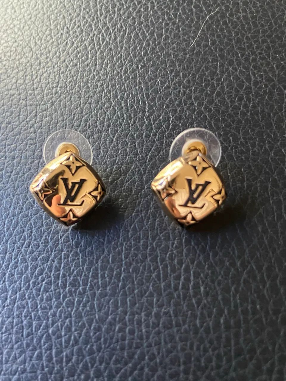 Brincos dourados com detalhes monogramas Louis Vuitton  - Foto 3