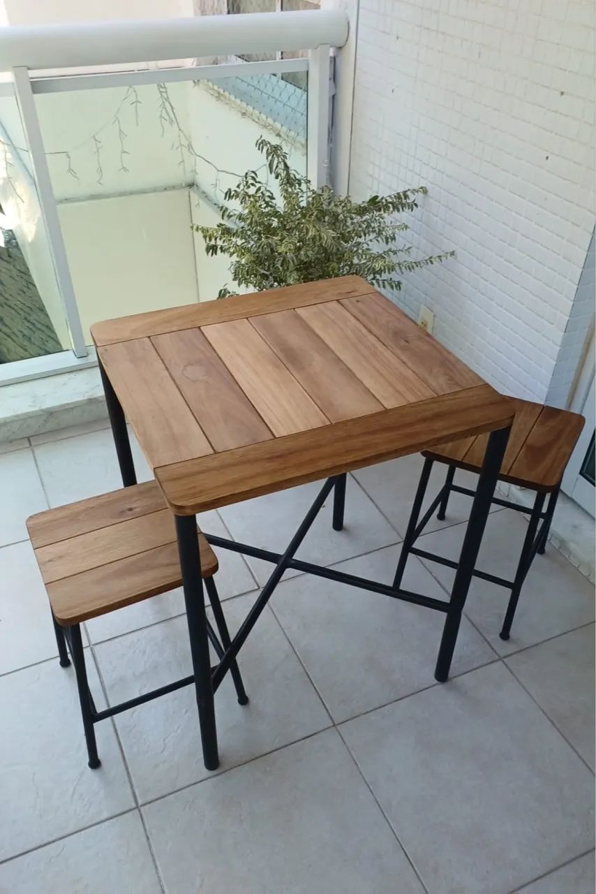 Mesa e bancos de madeira 
