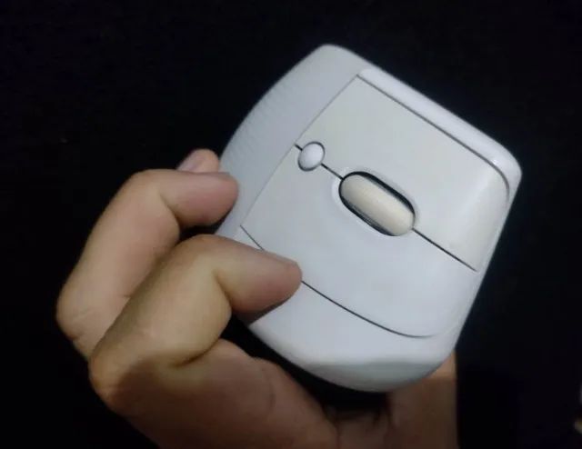 Mouse Sem Fio Logitech Lift Vertical Cliques Silenciosos Conexão Bluetooth ou USB Semi-nov - Foto 3