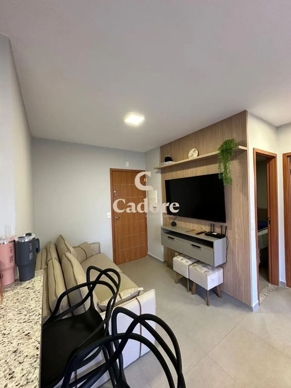 Apartamento no segundo andar, todo reformado internamente, com sala conjugada!