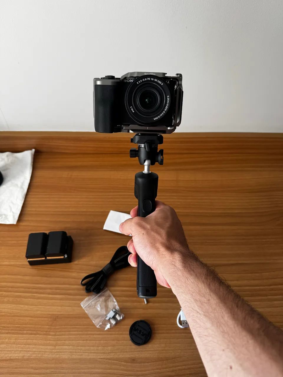 Combo Sony ZV-E10 II + Gaiola SmallRig + 2 bateria extras SmallRig+ Tripé Ulanzi tt38 - Foto 3
