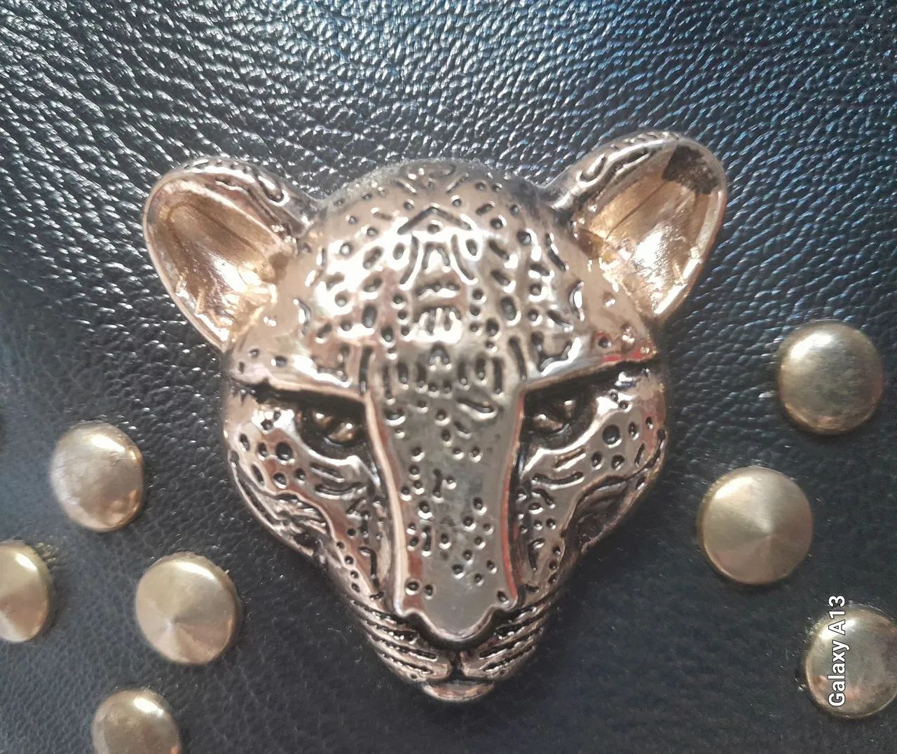 Bolsa  Onça com  Ribites Dourada  - Foto 4