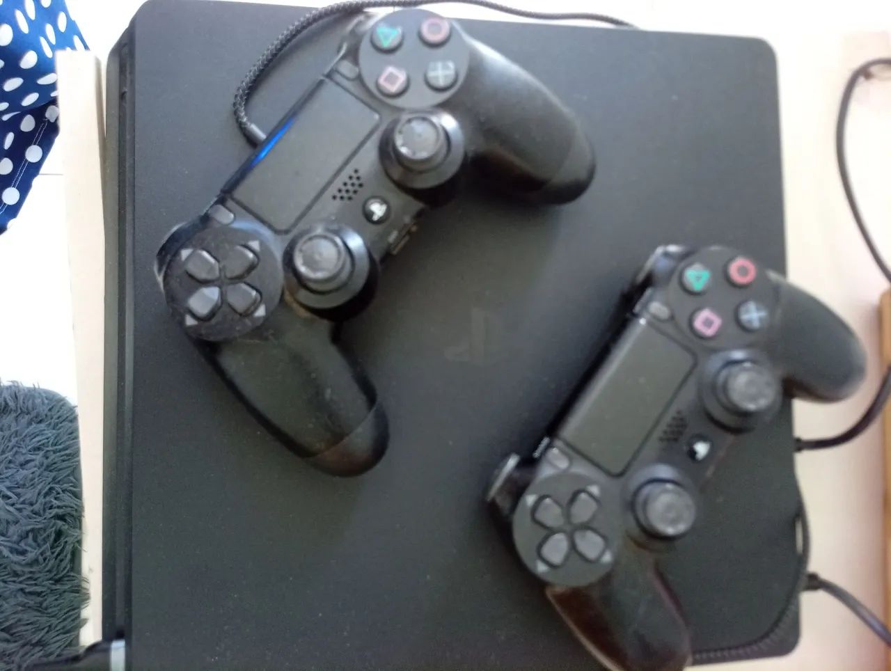 Ps4 com jogos e dois controles  - Foto 2