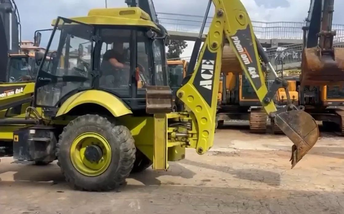 Retroescavadeira Ace Phanton ano 2024, 4x4, motor Perkins com 700 horas e ar condicionado - Foto 4