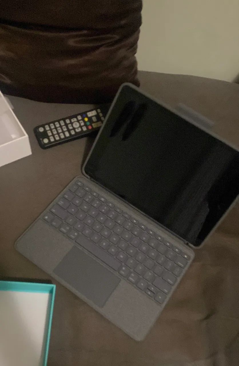iPad 9ª Geração 64GB + Logitech Combo Touch