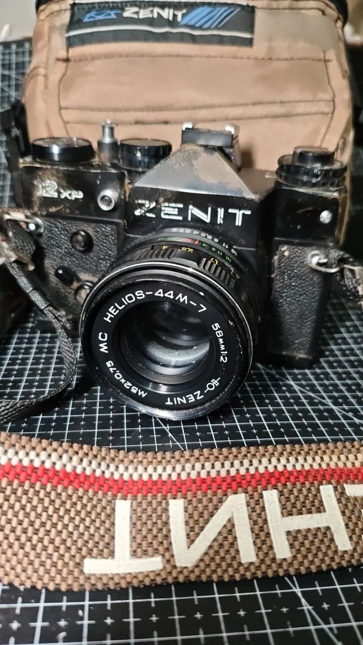 Câmera Zenit com lente Hélios 44-7