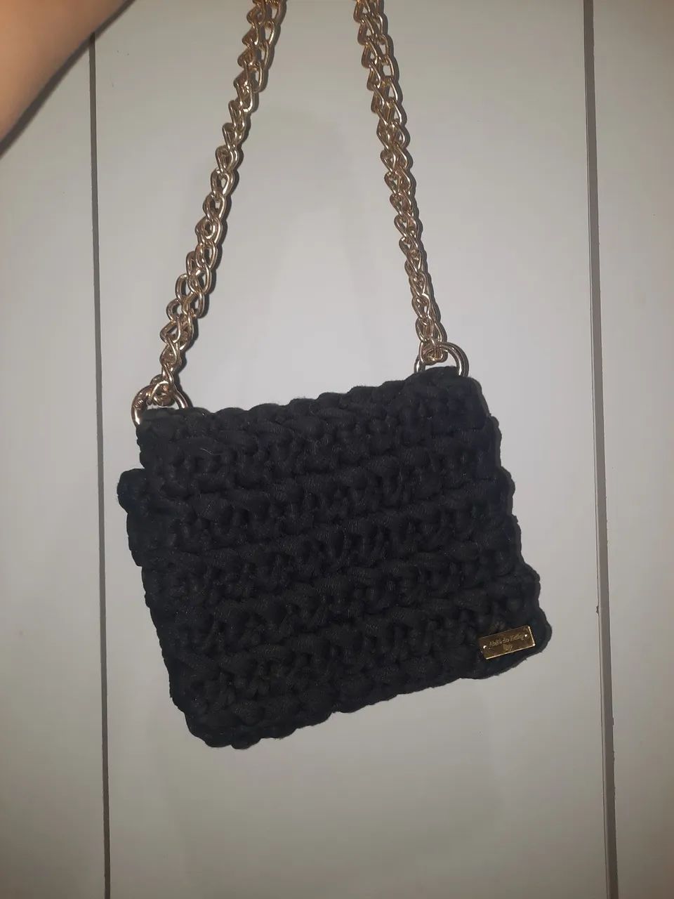 Bolsa de croche com alça dourado 