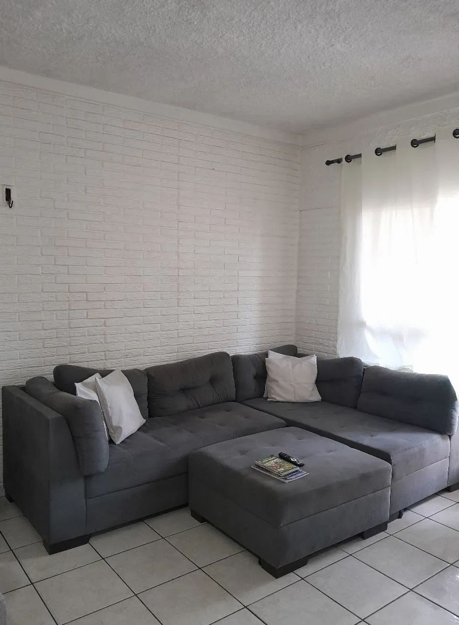 Vende-se um confortável sofá.