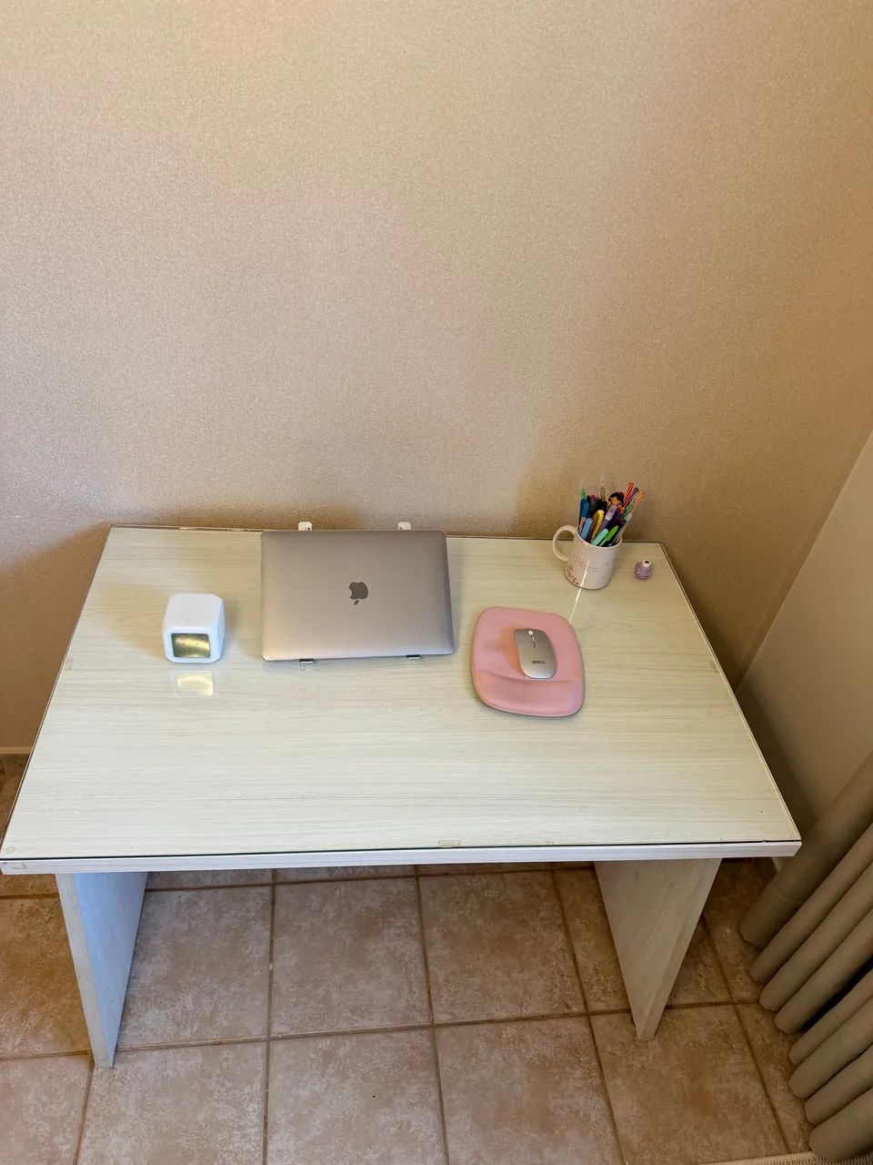 Mesa para escritório de mdf e vidro protetor