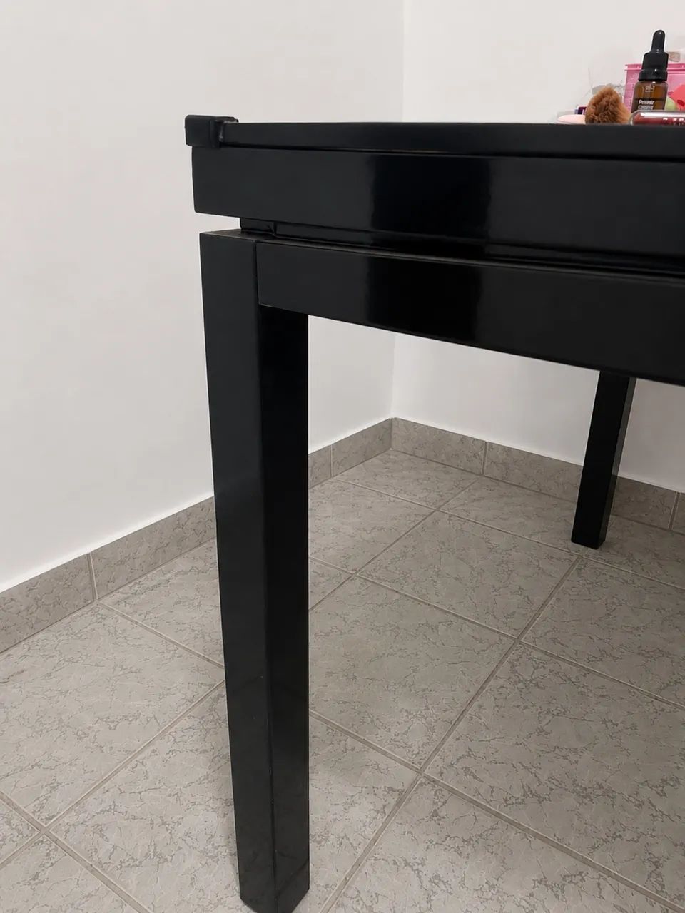 Mesa laqueada sem cadeiras 
