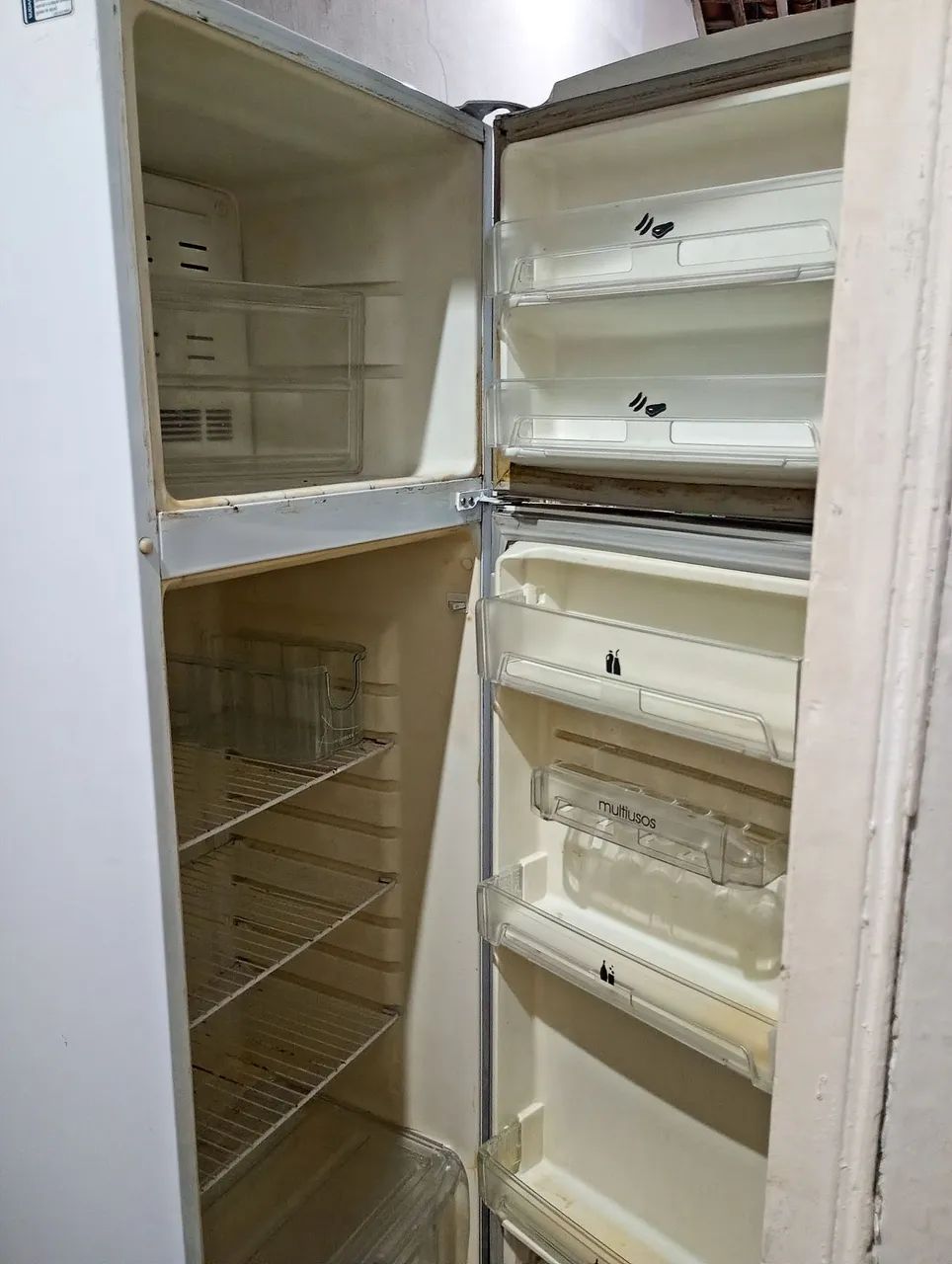 Vendo uma geladeira duplex 
