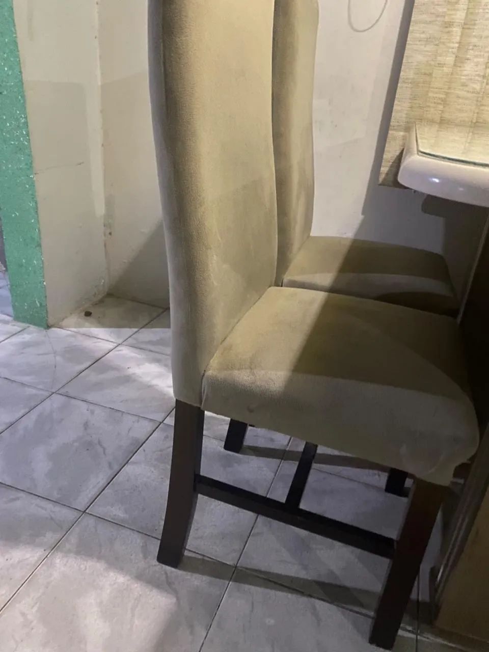 Vende-se mesa de jantar 4 cadeiras 