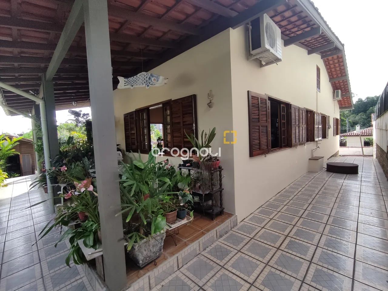 BROGNOLI VENDE - CASA RESIDENCIAL COM 5 DORMITÓRIOS, SENDO 2 SUÍTES - SAMBAQUI - Foto 2