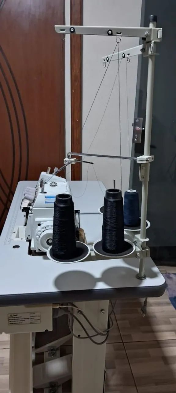 Vende-se máquina orverlock - Foto 2