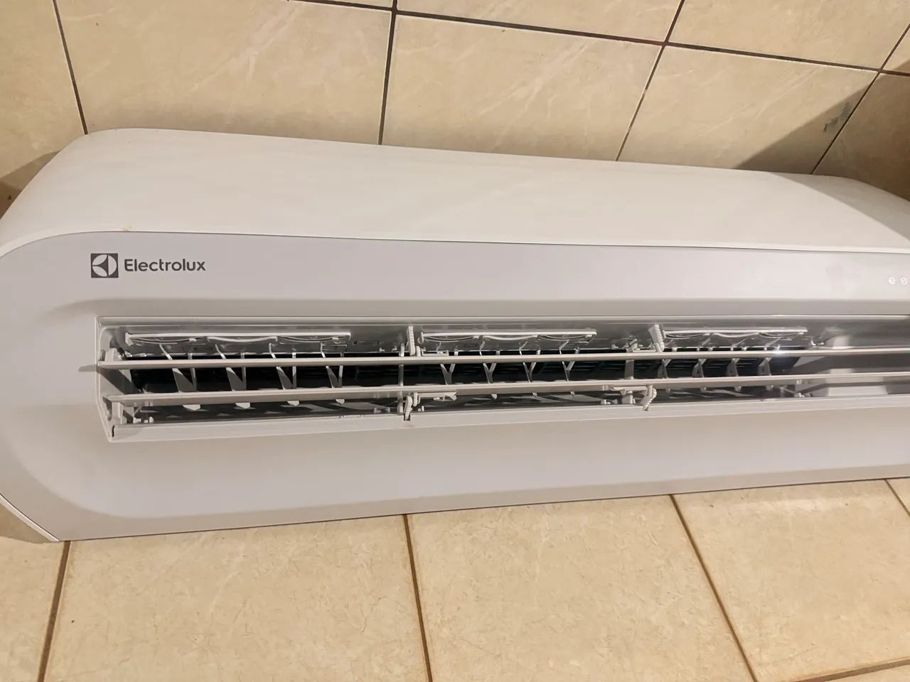 Ar condicionado Eletrolux  2 anos usado pouco 18 mil Btus 