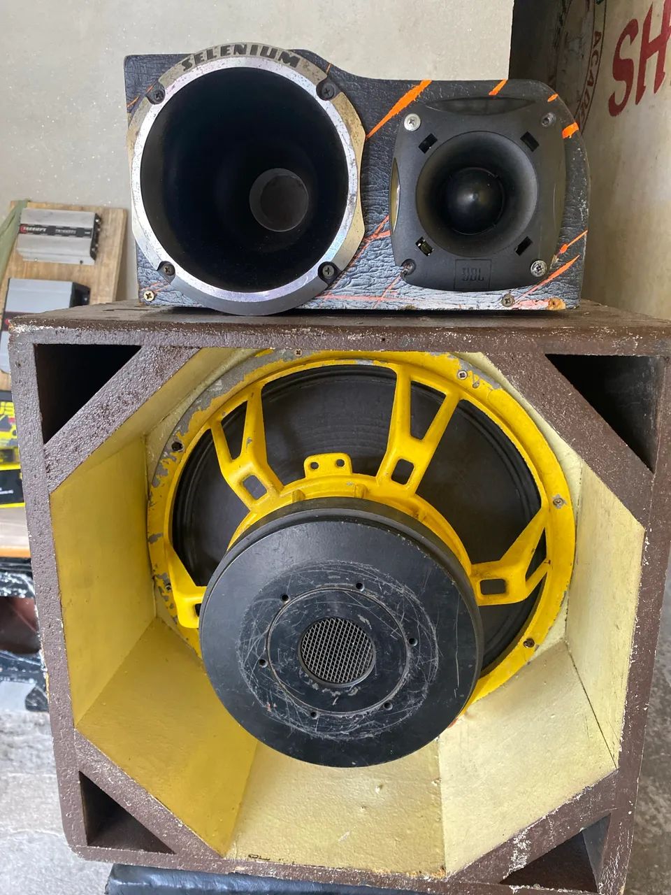 Som c / jarrao para porta mala  