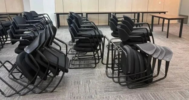 Cadeira Fixa reforçada e empilhável    - Foto 2